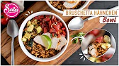 Bowl mit Reis und Hähnchen und Bruschetta