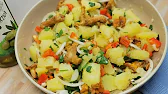 Kartoffelsalat mit marinierten Zwiebeln Paprika und Pfifferlingen