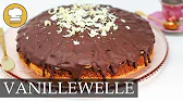 Vanillewelle Kuchen mit Schokoladenglasur und weißen Schokoladenstückchen, auf einem Teller präsentiert.